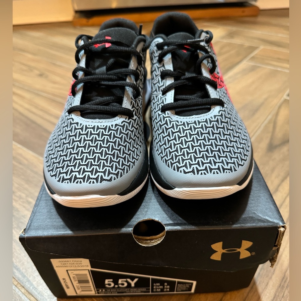 Under Armour black/white size 5.5 unisex
